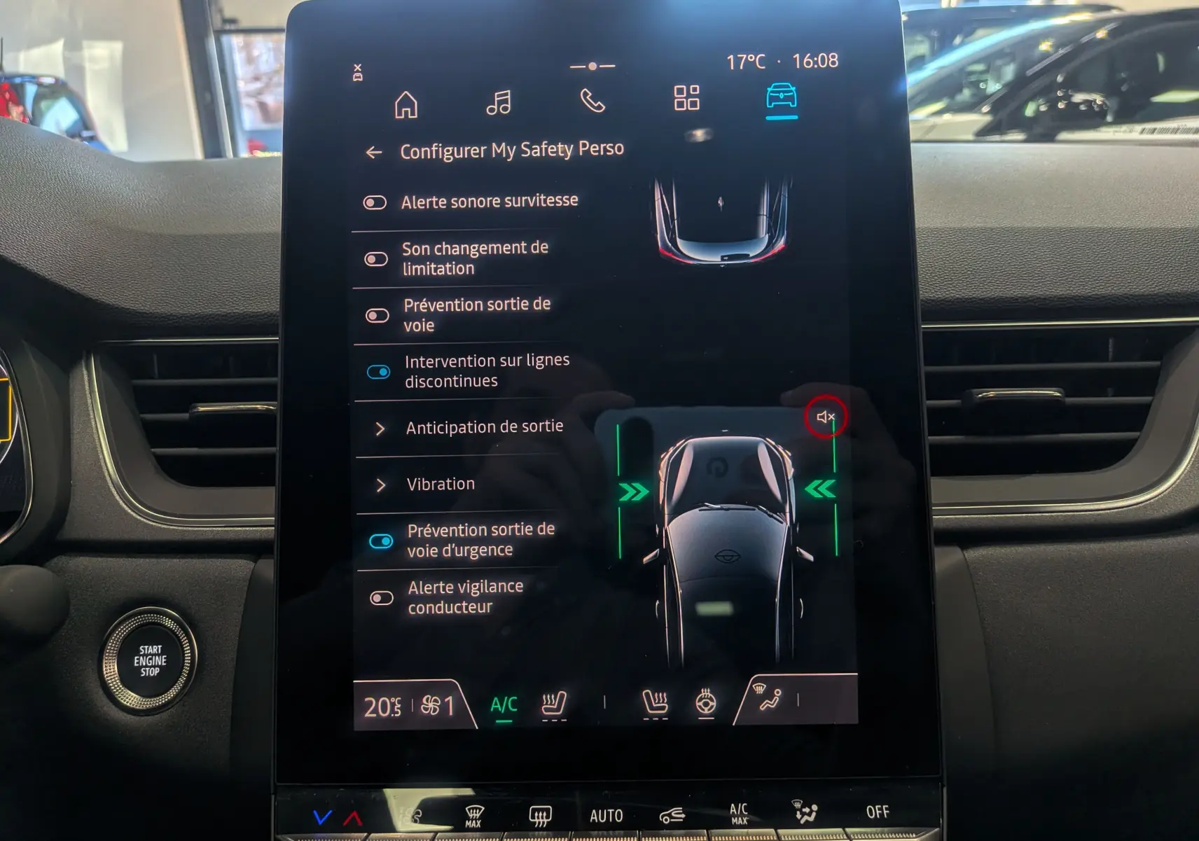 Écran tactile central du Renault Captur E-Tech 2026 affichant les réglages d'aide à la conduite, intérieur noir.