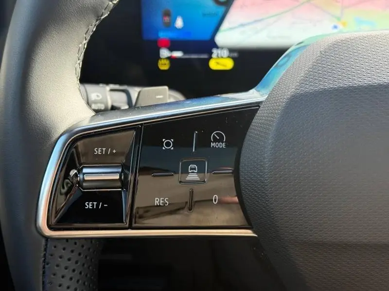 Gros plan sur les commandes de régulateur de vitesse au volant du Renault Austral 2025, finition Techno, intérieur noir.