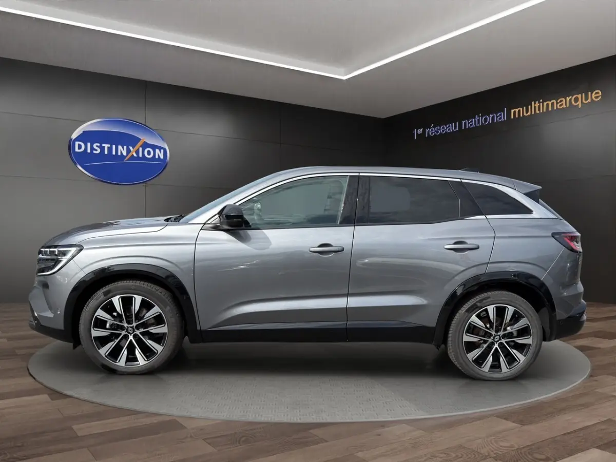 Renault Austral gris foncé en profil droit, avec jantes alliage et rétroviseurs noirs rabattables électriquement.