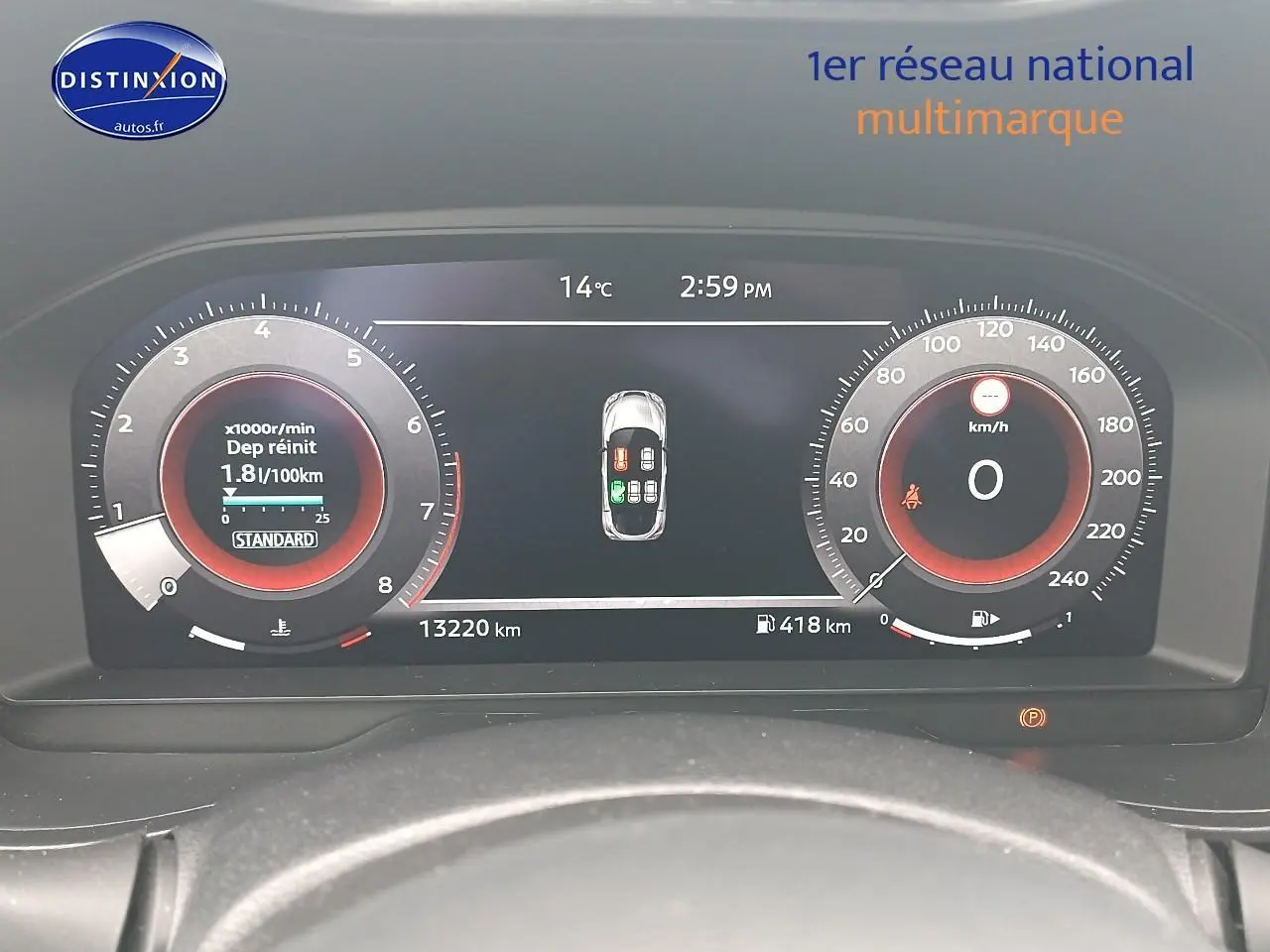 Tableau de bord numérique du Nissan Juke gris 2025, affichage consommation et vitesse à 0 km/h.