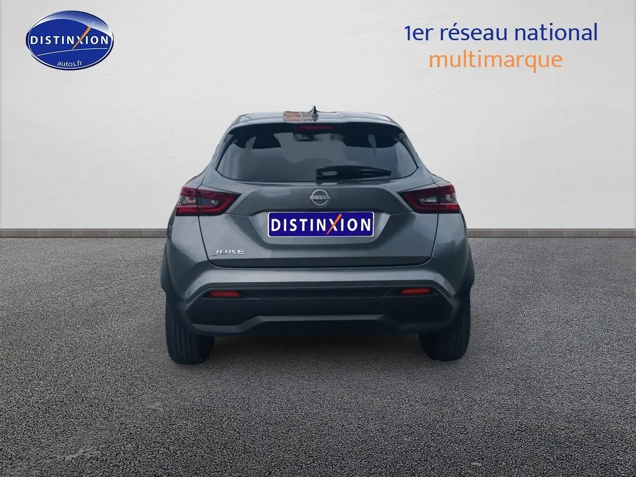 Vue arrière d'un Nissan Juke gris 2025 avec feux arrière LED et bouclier couleur carrosserie.