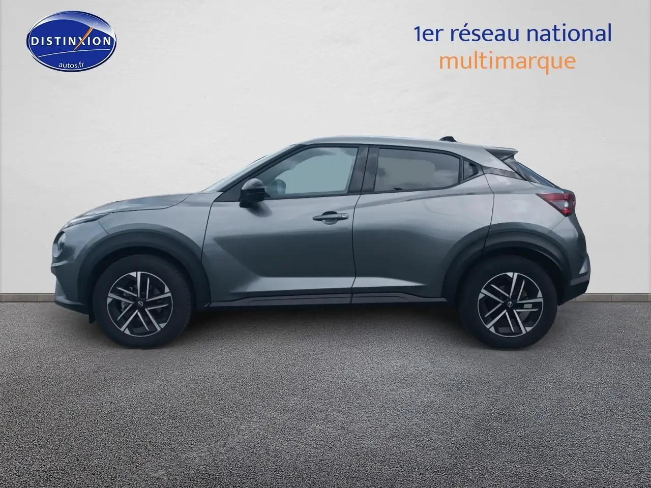 Vue de profil côté gauche d'un Nissan Juke gris 2025 avec jantes alu et boucliers ton carrosserie.