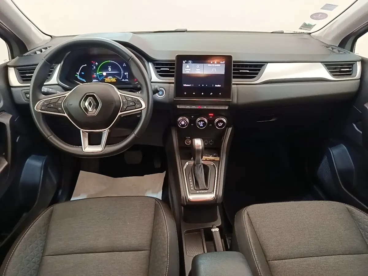 Vue intérieure avant du Renault Captur Business E-Tech hybride 2022, volant cuir noir et écran tactile central.