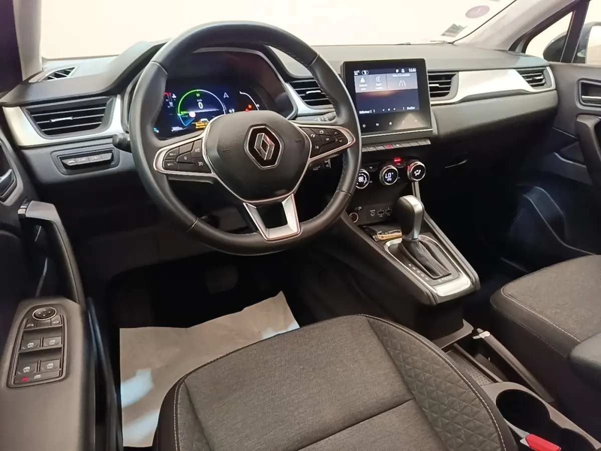Vue intérieure avant du Renault Captur Business E-Tech 2022, volant cuir multifonctions et écran tactile central.