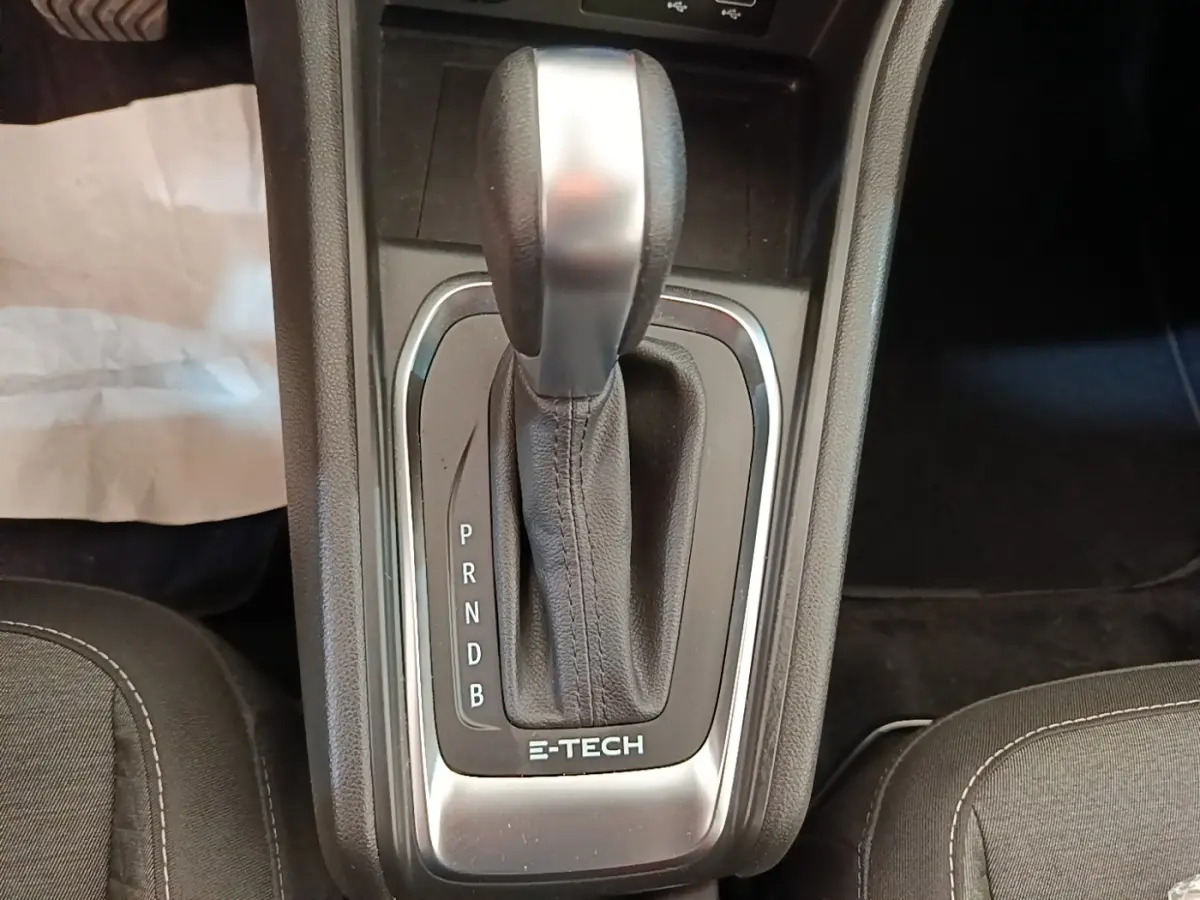 Vue rapprochée de la commande de boîte automatique noire avec logo E-TECH du Renault Captur gris clair hybride.