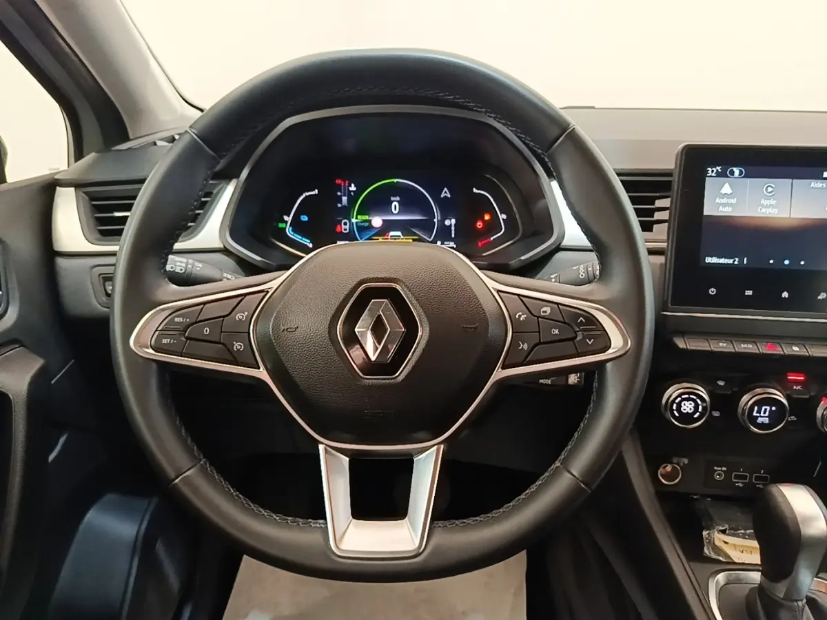Volant cuir synthétique multifonctions de Renault Captur Business E-Tech 2022, vue frontale du tableau de bord et écran tactile.