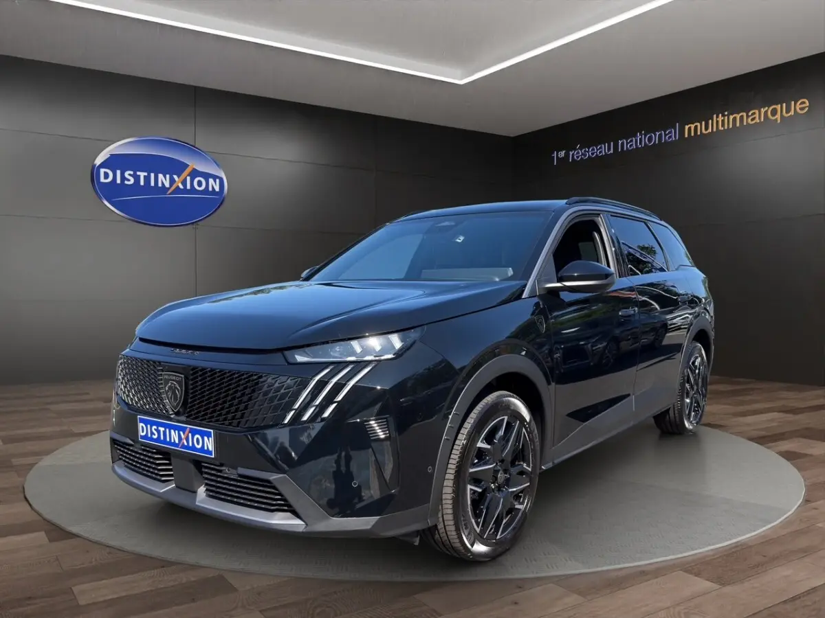 Peugeot 5008 noir en 3/4 avant droit, avec calandre distinctive et jantes noires brillantes.