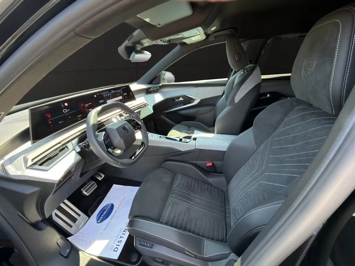 Intérieur avant droit du Peugeot 5008 noir 2025, sellerie Alcantara grise avec tableau de bord numérique panoramique.