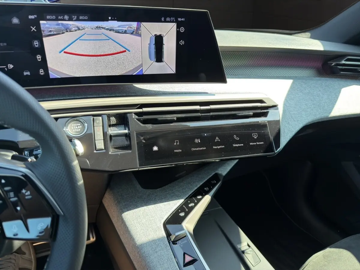 Vue intérieure côté conducteur du tableau de bord et écran tactile du Peugeot 5008 noir, avec affichage caméra de recul.