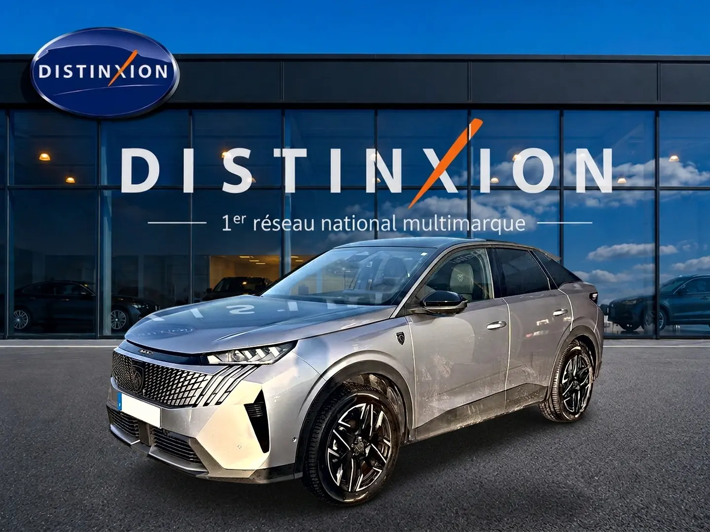 Peugeot 3008 gris en 3/4 avant droit, avec calandre distinctive et jantes alliage noires brillantes.