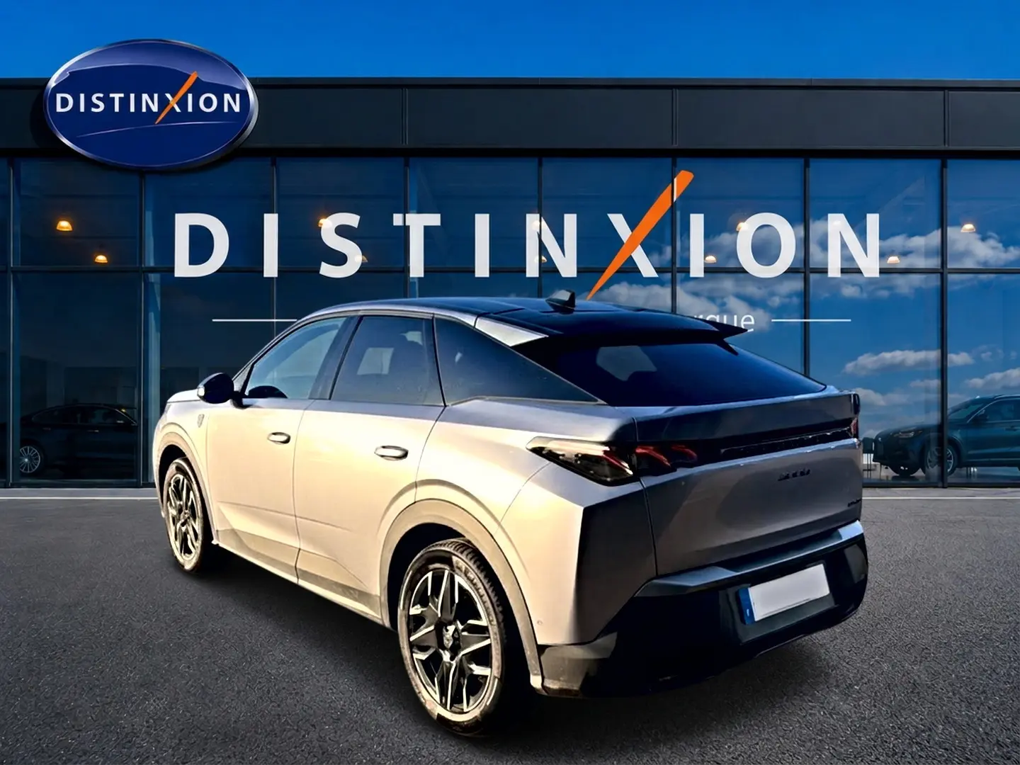 Peugeot 3008 gris 3/4 arrière droit, avec jantes alu et toit noir devant vitrine Distinxion.