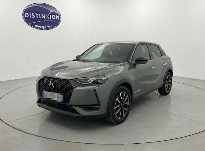 DS3 100 BVM6 Performance Line gris vue 3/4 avant droit dans un studio avec calandre noire distinctive.