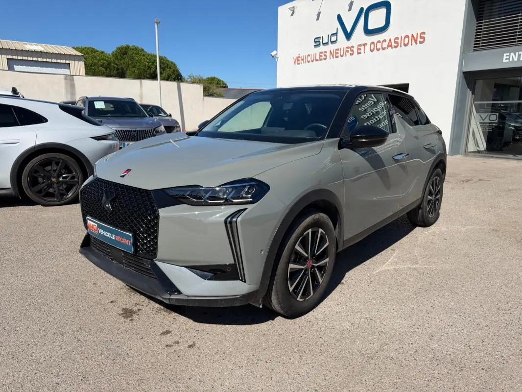 DS3 100 BVM6 Performance Line gris vue 3/4 avant droit, calandre noire et jantes alliage distinctives.