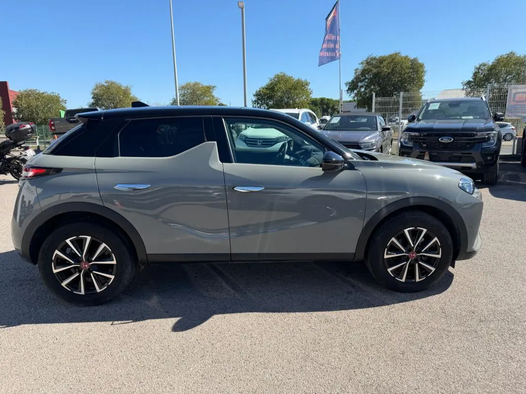 Vue de profil côté gauche d'une DS3 100 BVM6 Performance Line gris 2024 avec toit noir et jantes stylisées.