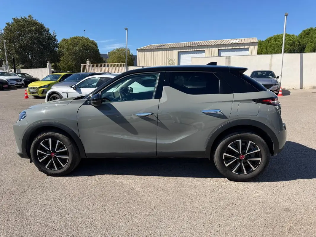 Vue de profil côté gauche d'un DS3 100 BVM6 Performance Line gris 2024 avec toit noir et jantes noires.