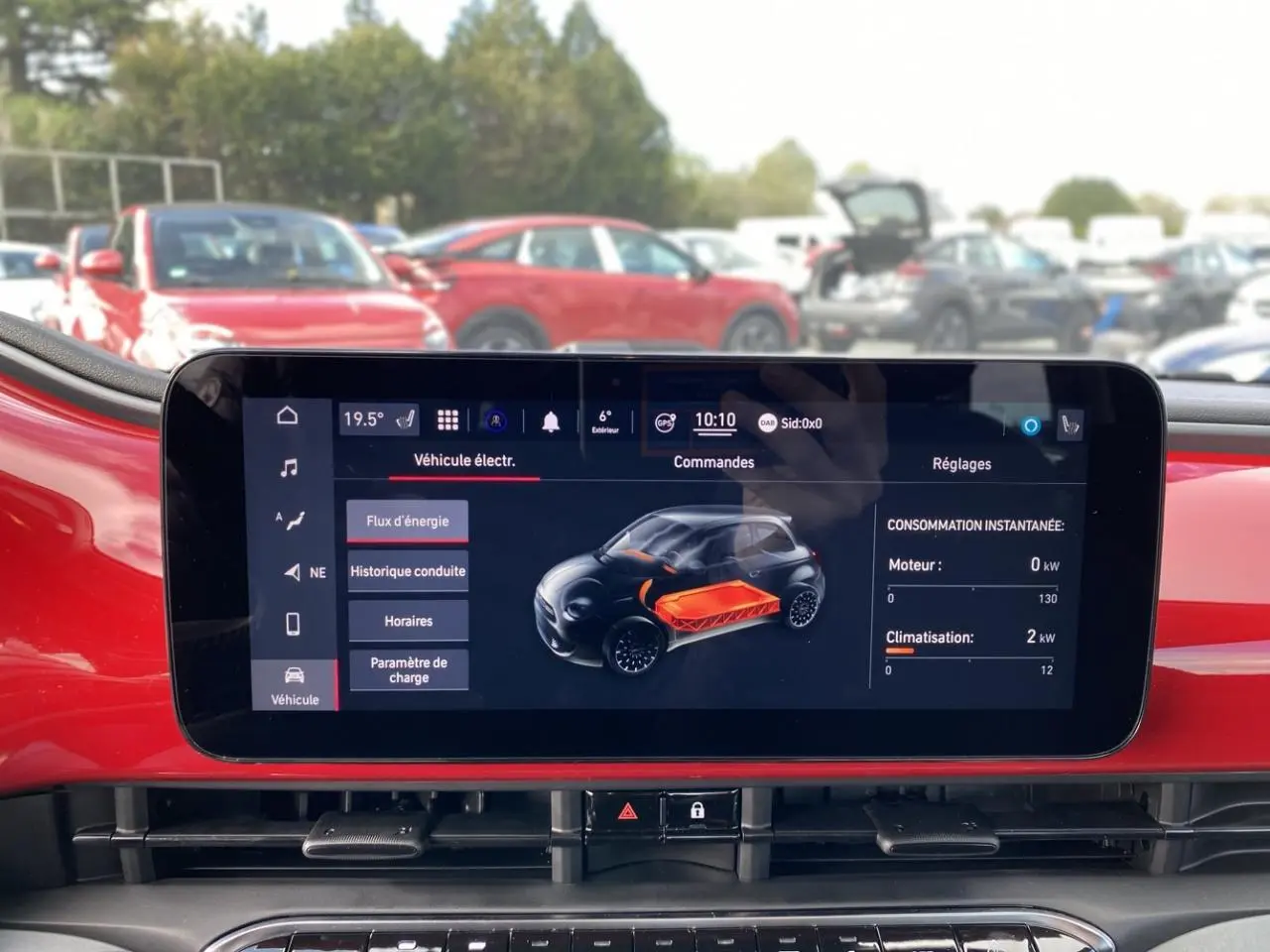 Écran central tactile affichant l'interface électrique du Fiat 500 Cabriolet rouge, vue intérieure avant.