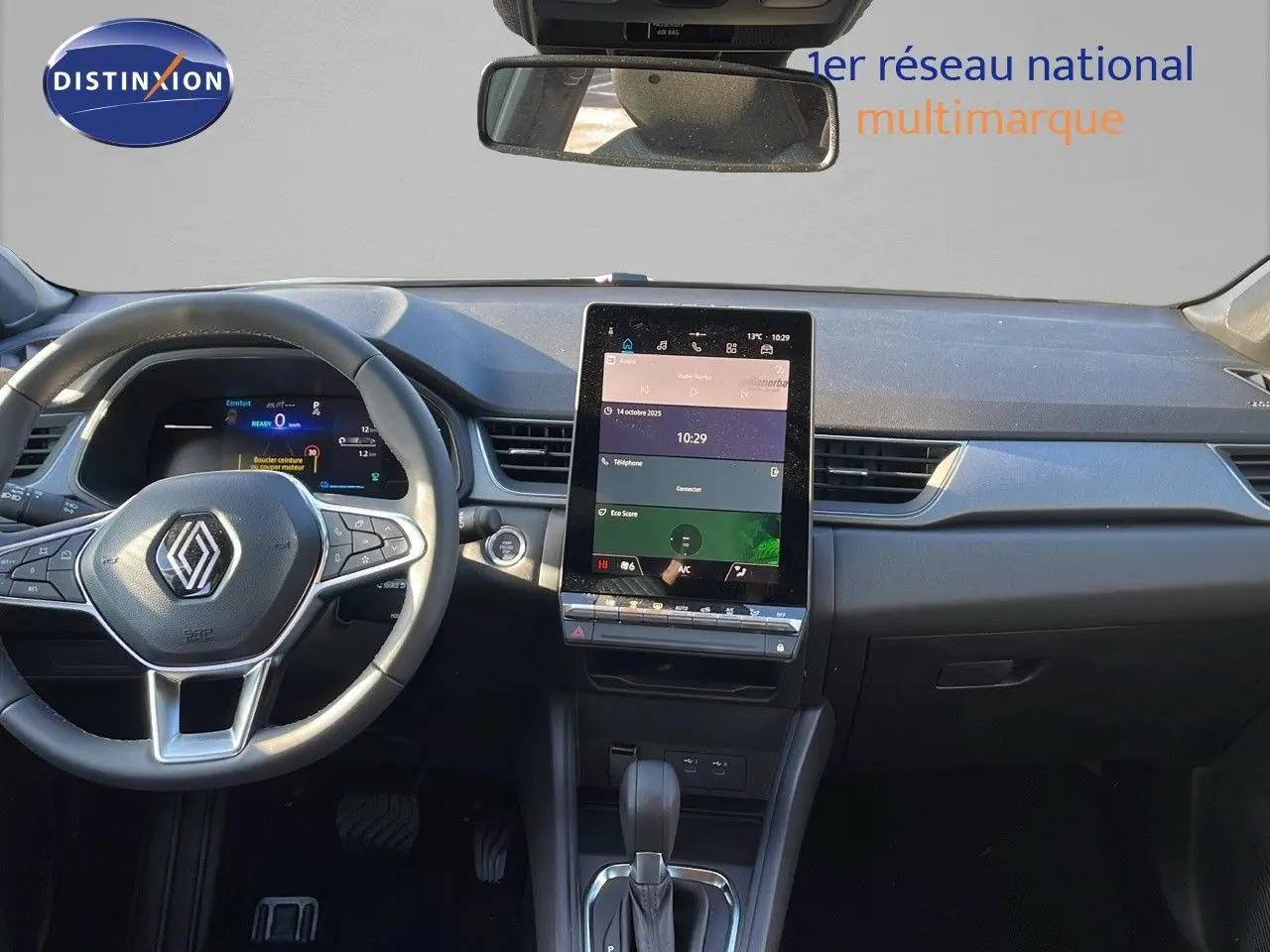 Intérieur du Renault Captur E-Tech hybride 2025 montrant le tableau de bord avec écran tactile vertical et volant multifonction.