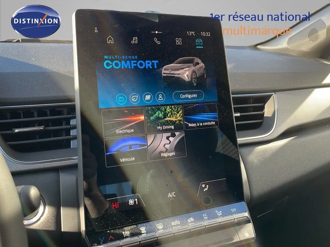Écran tactile central du tableau de bord du Renault Captur gris rafale métal, affichant le mode de conduite Comfort.