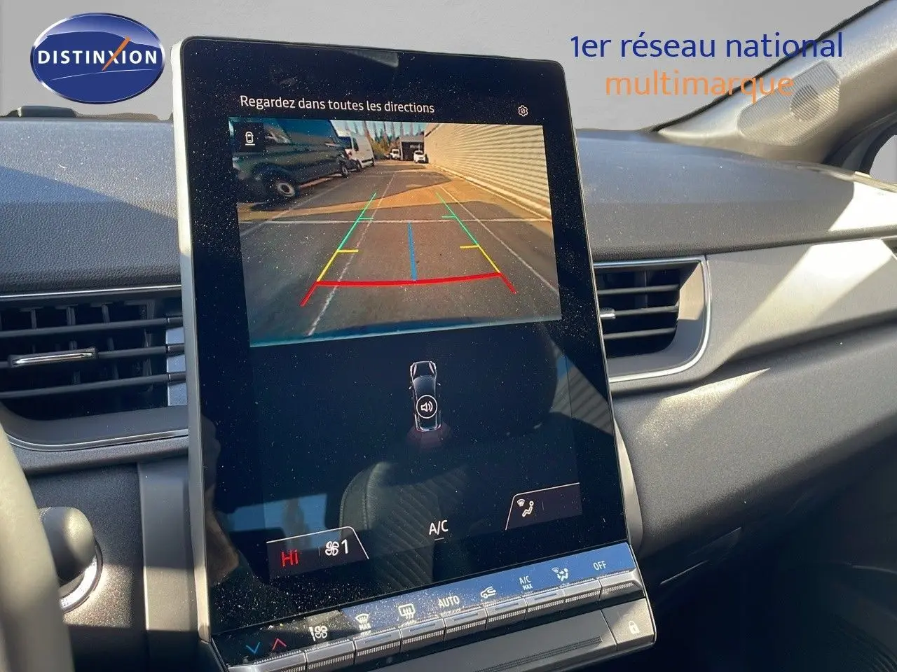 Écran central affichant la caméra de recul dans l'habitacle du Renault Captur gris Rafale toit noir, version hybride 2025.