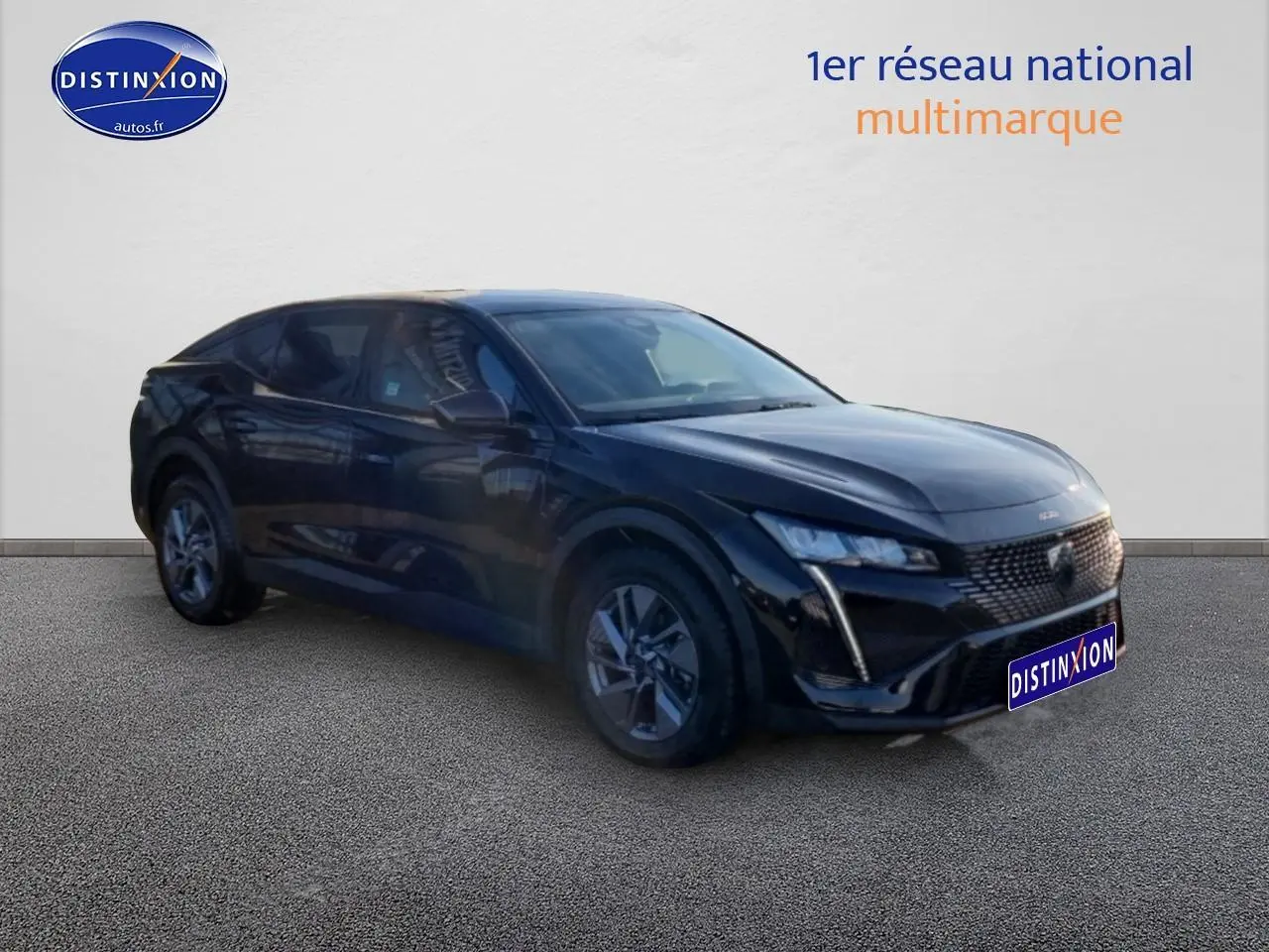 Peugeot 408 Hybrid 145 allure e-dcs6 noire vue 3/4 avant avec phares LED et jantes alu distinctives.