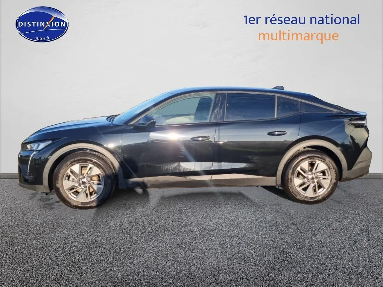 Peugeot 408 Hybrid 145 allure e-dcs6 noire vue de profil côté gauche, avec jantes alu et vitres surteintées.