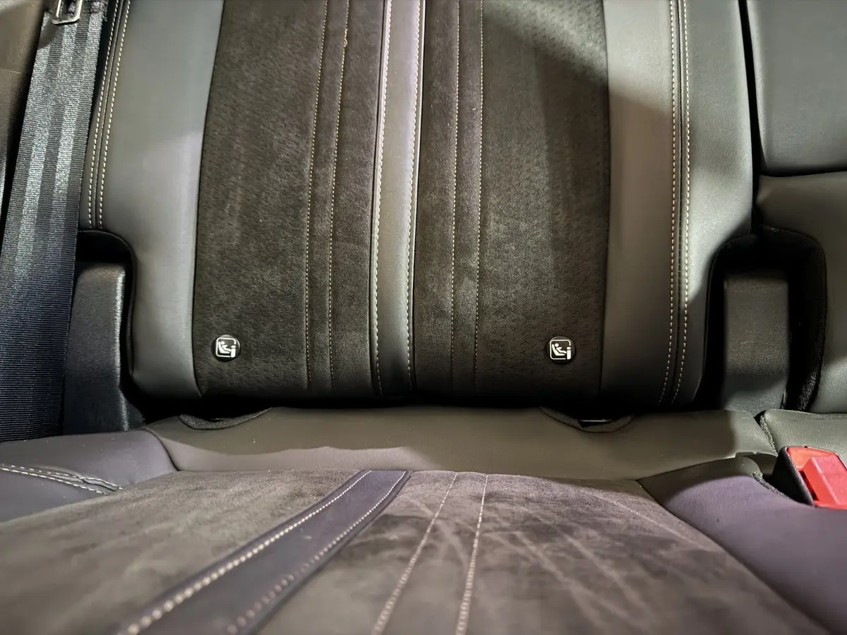 Gros plan sur la banquette arrière gris foncé du Peugeot 3008 avec logos Isofix visibles sur les sièges.