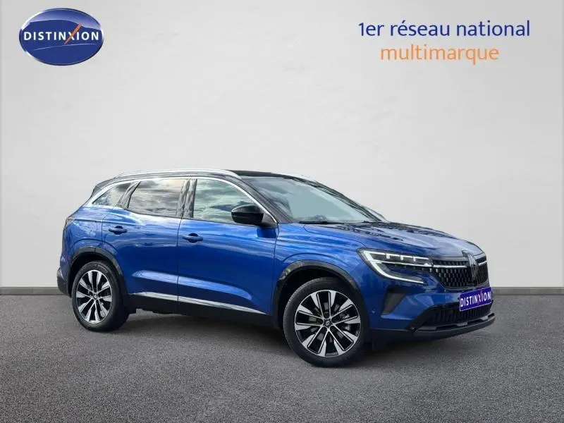 Vue 3/4 avant droite du Renault Austral 2025 bleu Outremer avec toit noir étoilé et jantes alliage distinctives.