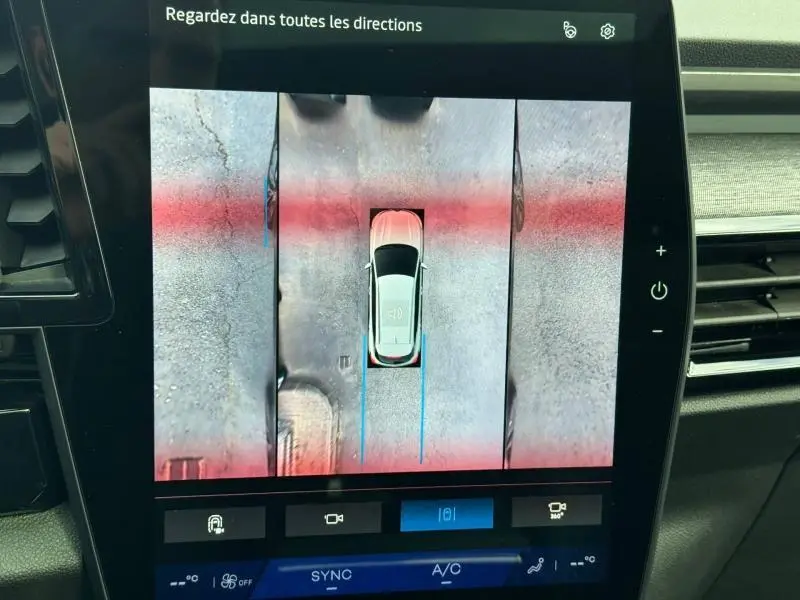 Affichage écran intérieur montrant vue aérienne 360° du Renault Austral 2025 bleu Outremer avec toit noir étoilé.