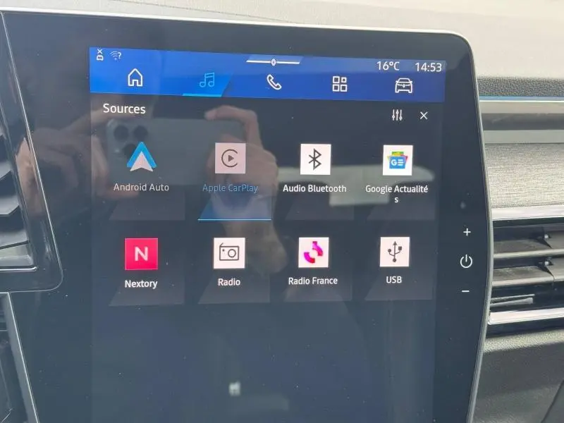 Écran tactile central du Renault Austral 2025 affichant les options multimédia avec interface moderne et finition intérieure grise.