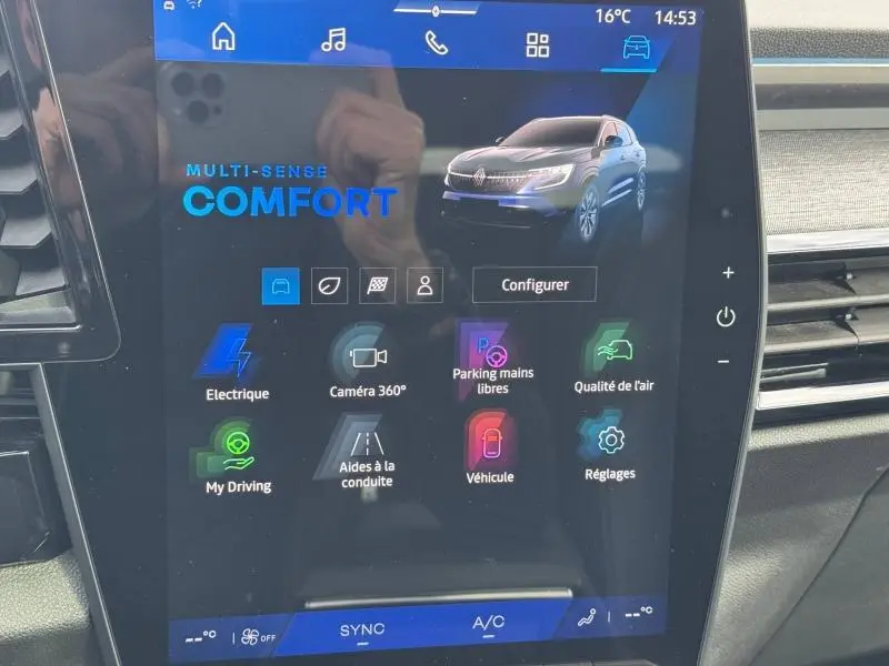 Écran tactile intérieur montrant la configuration du mode Confort du Renault Austral bleu outremer avec toit noir étoilé.