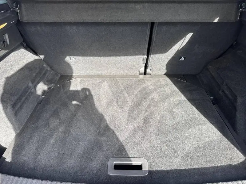 Coffre vide en vue plongeante d'un Renault Austral 2025, revêtement intérieur gris foncé, sans éléments distinctifs visibles.