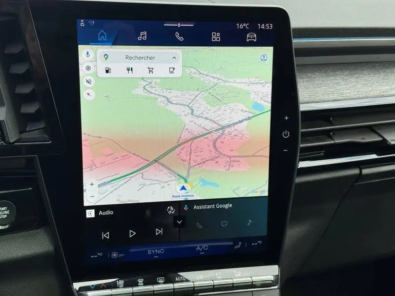 Écran tactile central du Renault Austral 2025 affichant la navigation avec interface Google Assistant, intérieur noir et gris.