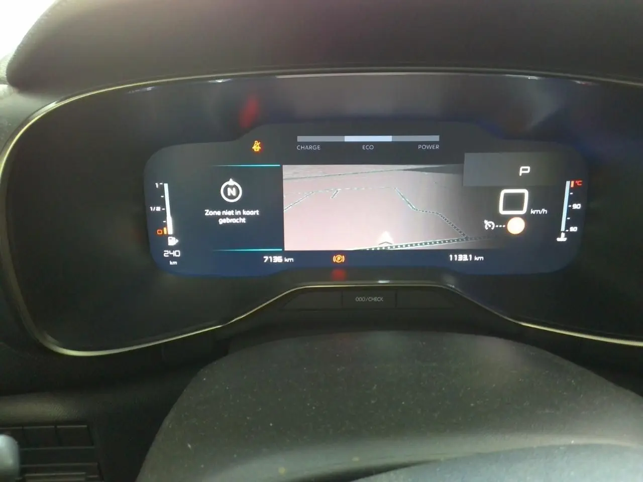 Tableau de bord numérique du Citroën C5 Aircross 2025, affichage de navigation et indicateurs en vue frontale.