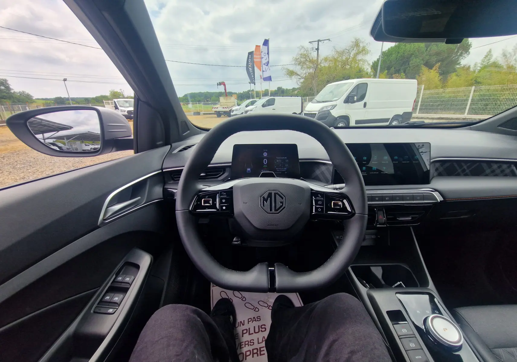 Vue intérieure centrée sur le volant du MG3 1.5L Hybrid+ 195ch Luxury, tableau de bord noir moderne avec écran tactile.