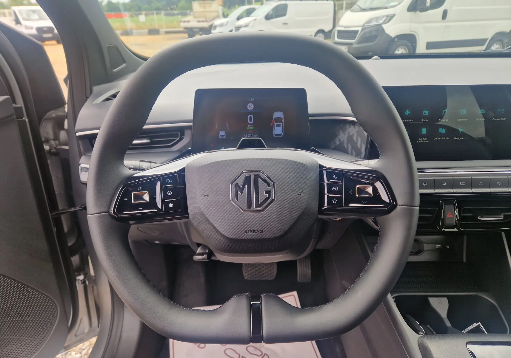 Vue frontale du volant noir du MG3 1.5L Hybrid+ 195CH Luxury avec tableau de bord numérique et écran tactile.