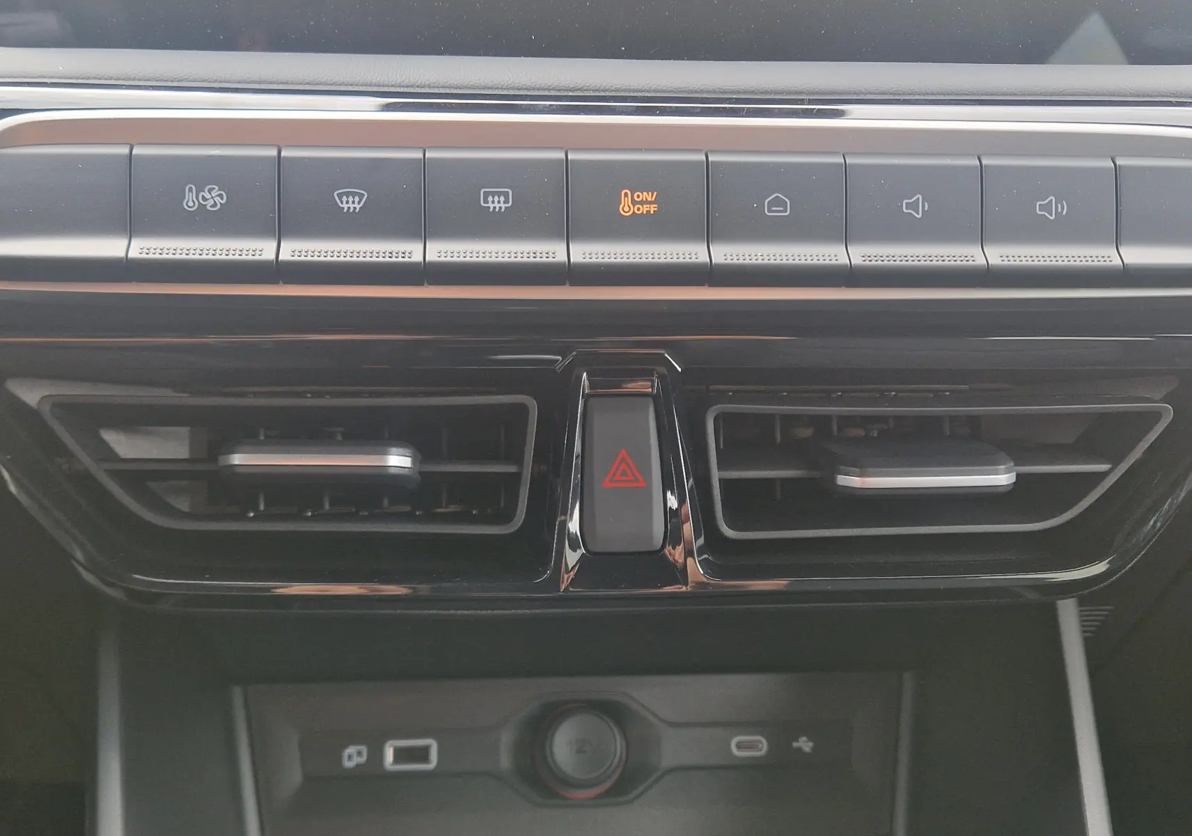 Vue rapprochée de la console centrale du MG3 2026 Cosmic Silver, montrant les commandes climatisation et les aérateurs noirs.