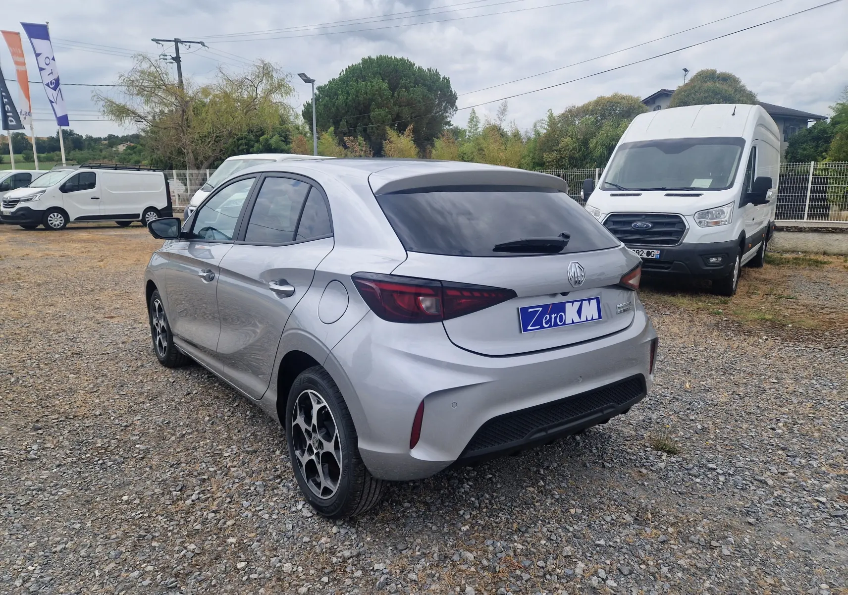 Vue 3/4 arrière droite d'une MG3 Cosmic Silver Metal avec vitres teintées et jantes alliage distinctives.
