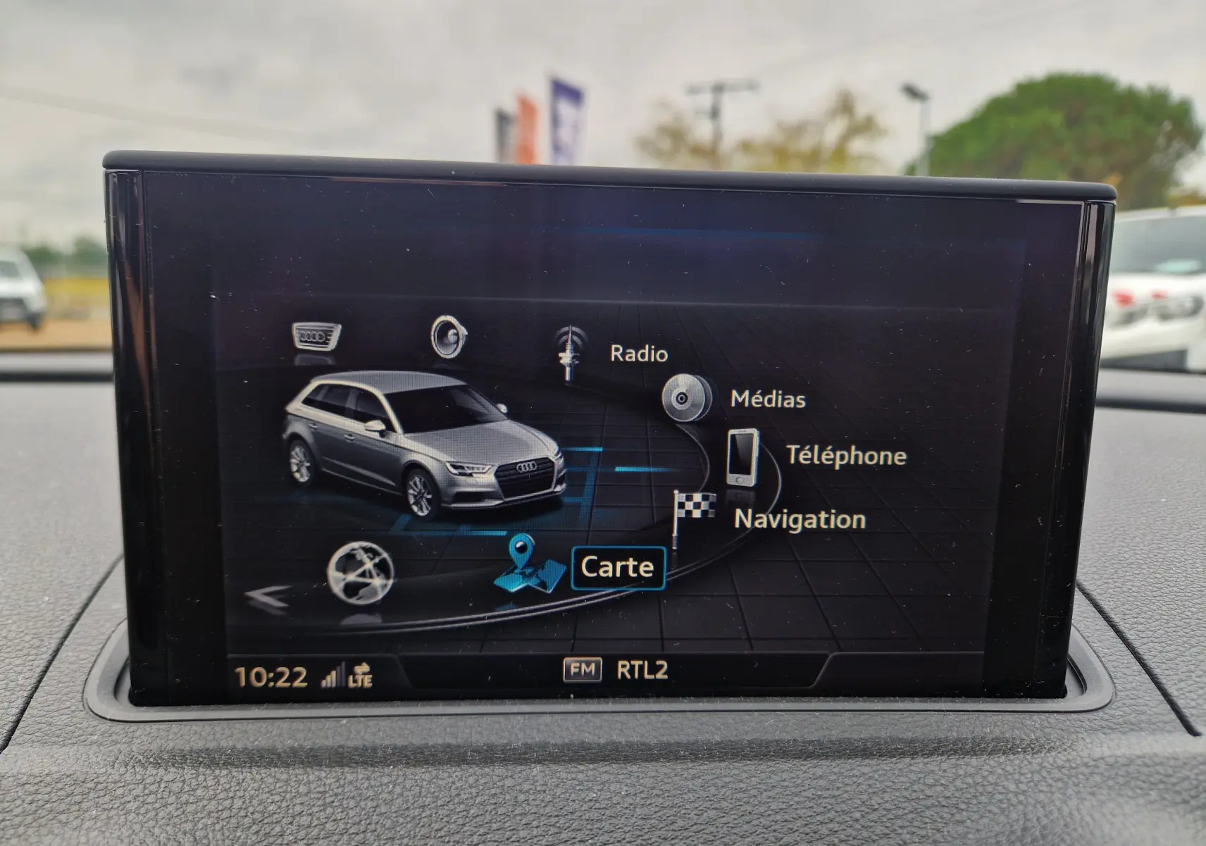 Écran central de l'Audi A3 Sportback noir 2019 affichant le menu multimédia avec navigation sélectionnée.