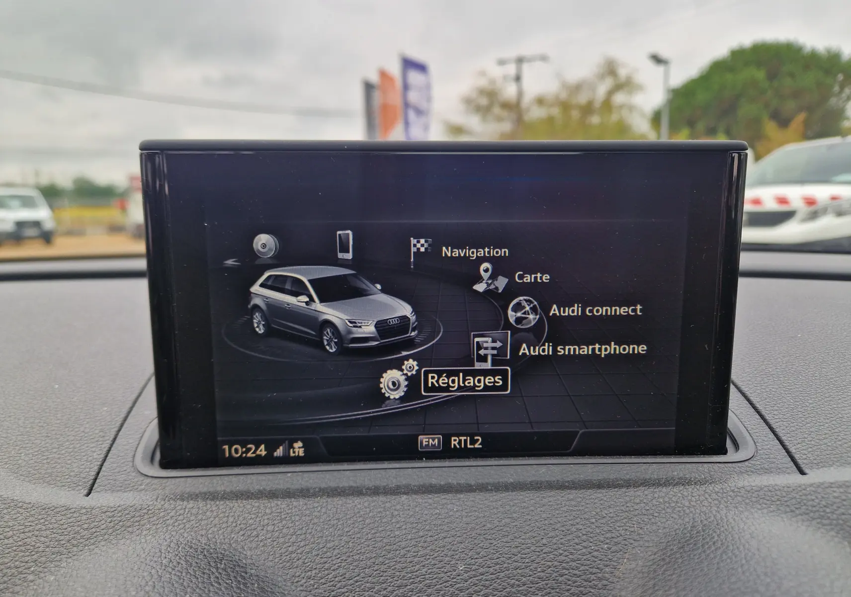 Écran central de l'Audi A3 Sportback 2019 affichant le menu de navigation et connectivité, vue intérieure frontale.