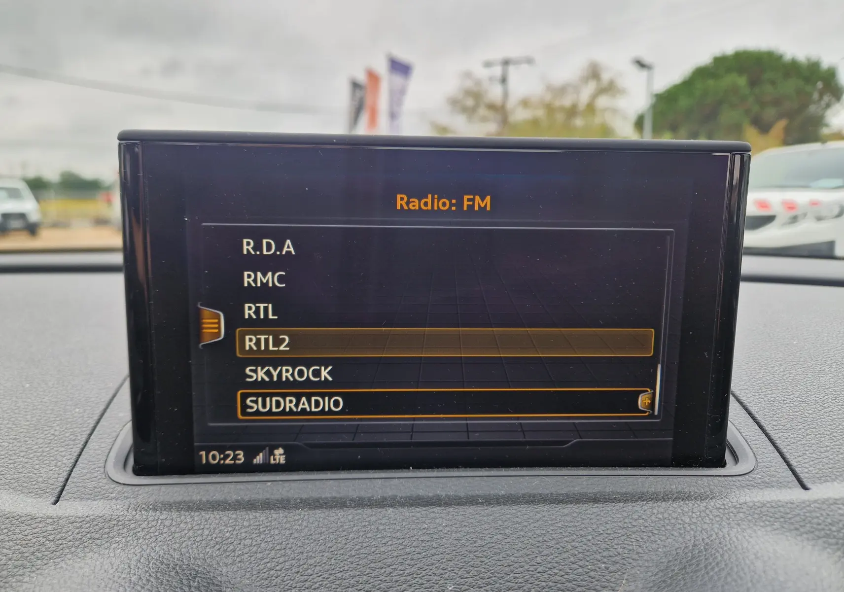 Écran central de l’Audi A3 Sportback 35 TDI 2019 affichant les stations radio FM, vue intérieure frontale.