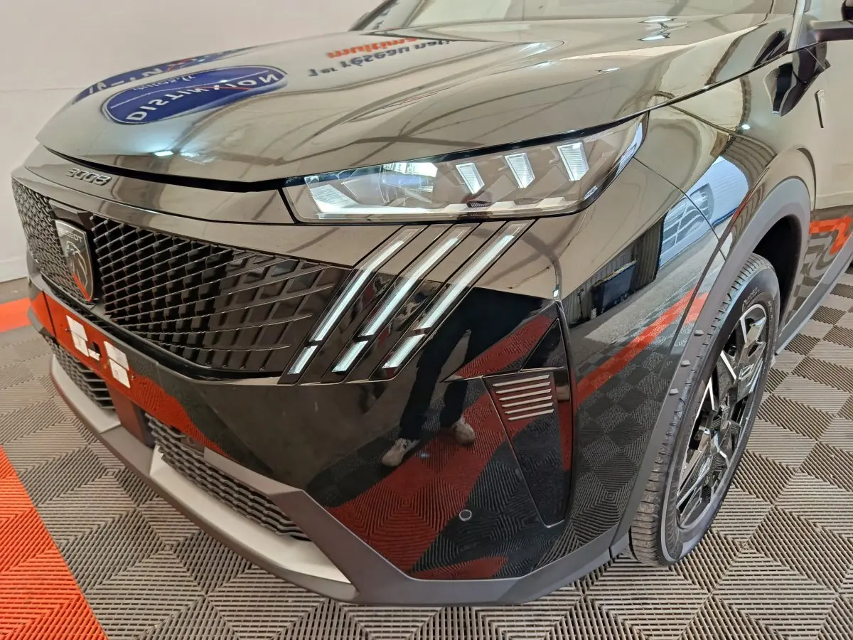 Vue 3/4 avant droit du Peugeot 3008 noir 2025 avec phares LED et calandre au design moderne.