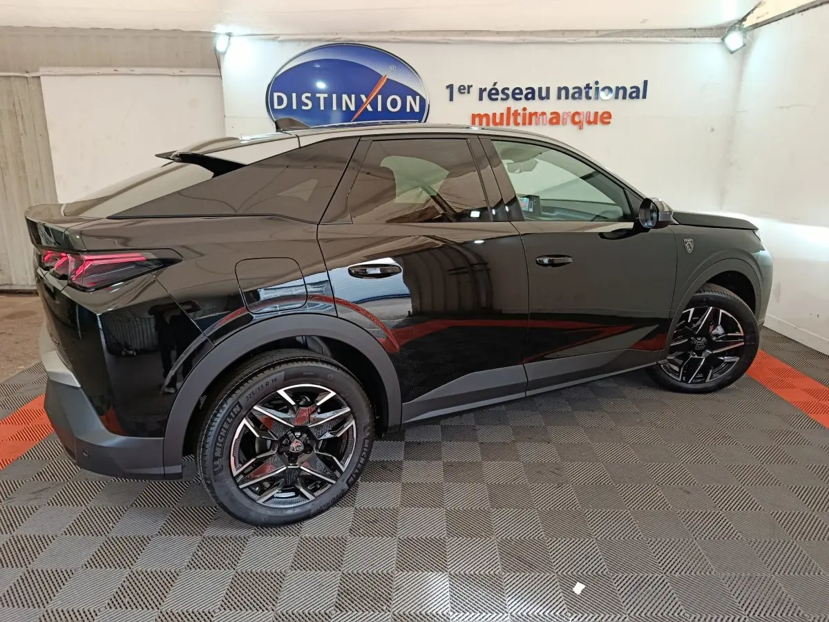 Peugeot 3008 noir vue de profil côté droit, avec jantes noires et feux arrière LED distinctifs.