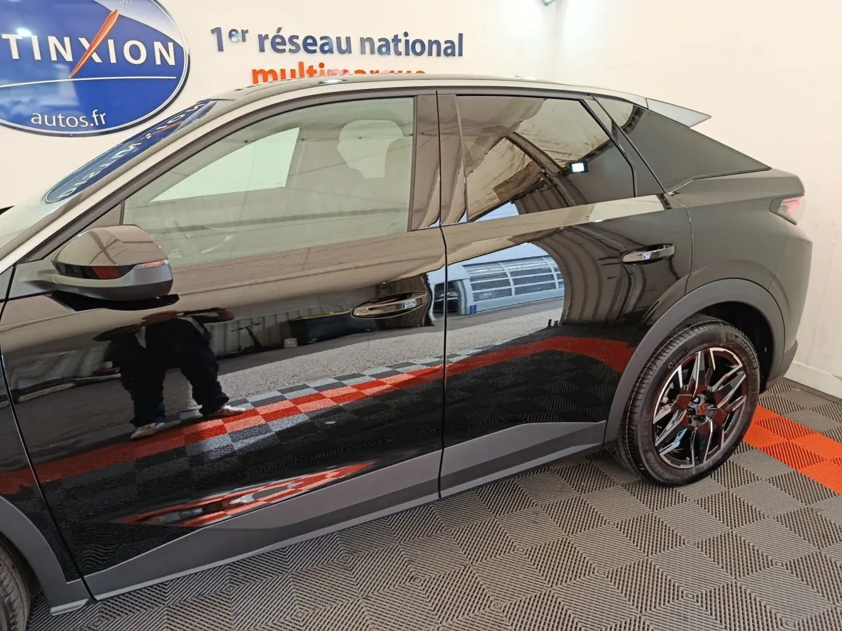 Profil droit du Peugeot 3008 noir 2025 avec jantes noires brillantes et lignes de caisse marquées.