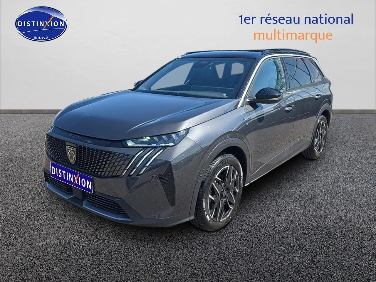 Peugeot 5008 Hybrid 145 GT gris titane en 3/4 avant droit avec calandre noire distinctive et jantes alliage.