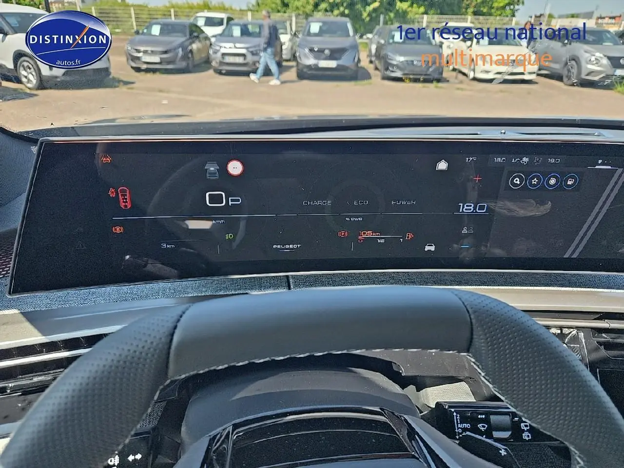 Vue du tableau de bord numérique et volant cuir perforé du Peugeot 5008 Hybrid 145 GT gris titane 2025.