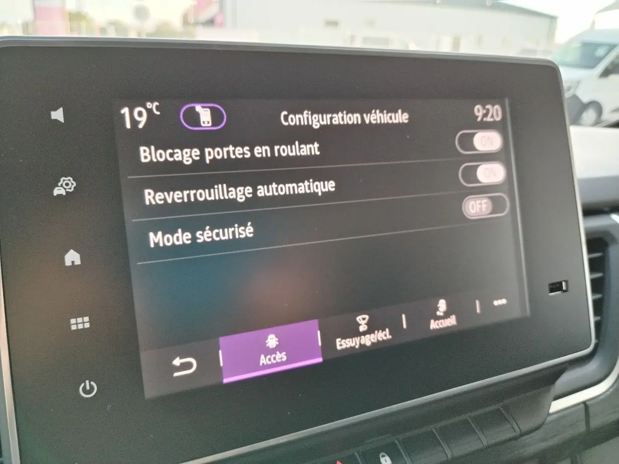Écran tactile intérieur affichant la configuration des accès du Nissan Primastar blanc 2025, vue rapprochée.