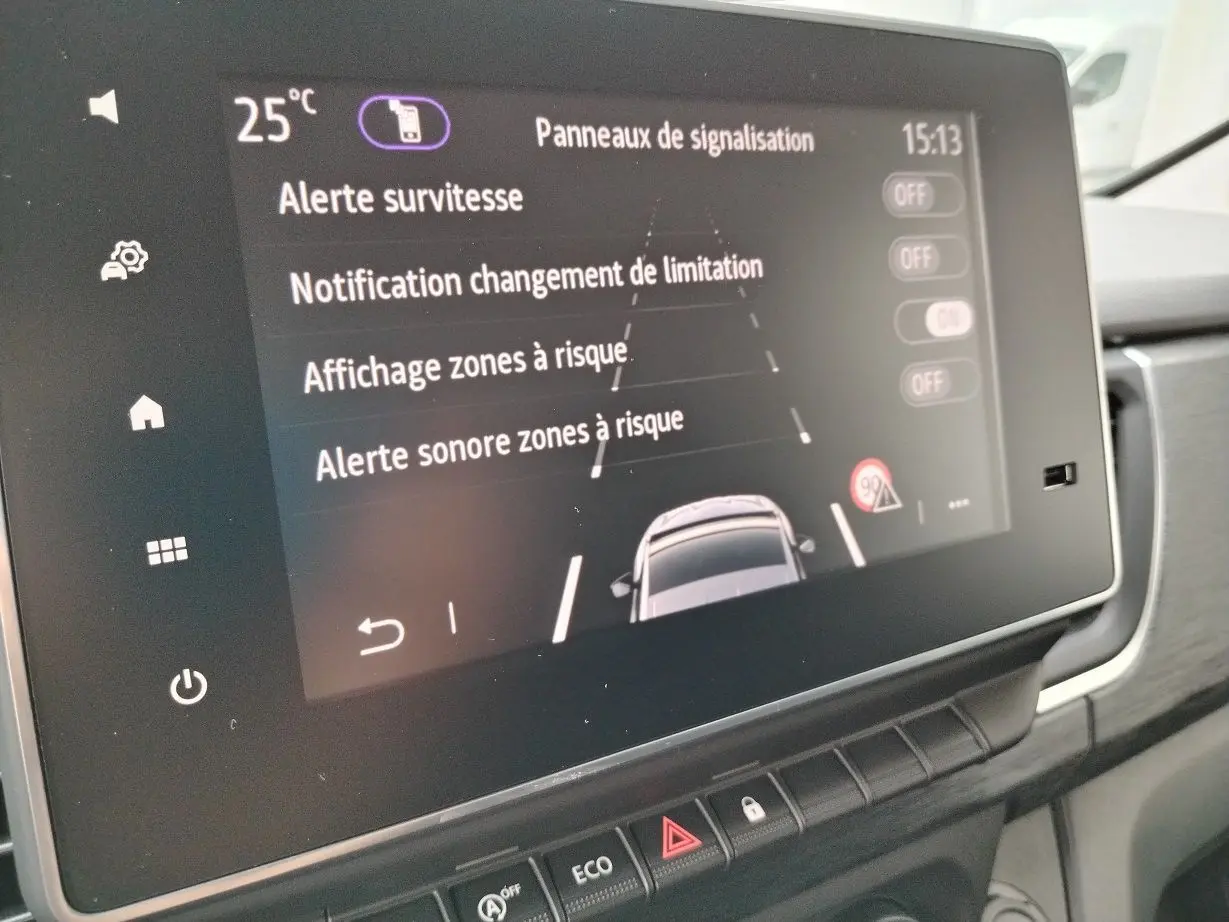 Écran tactile intérieur du Nissan Primastar 2025 montrant les options d'alerte de survitesse et zones à risque.