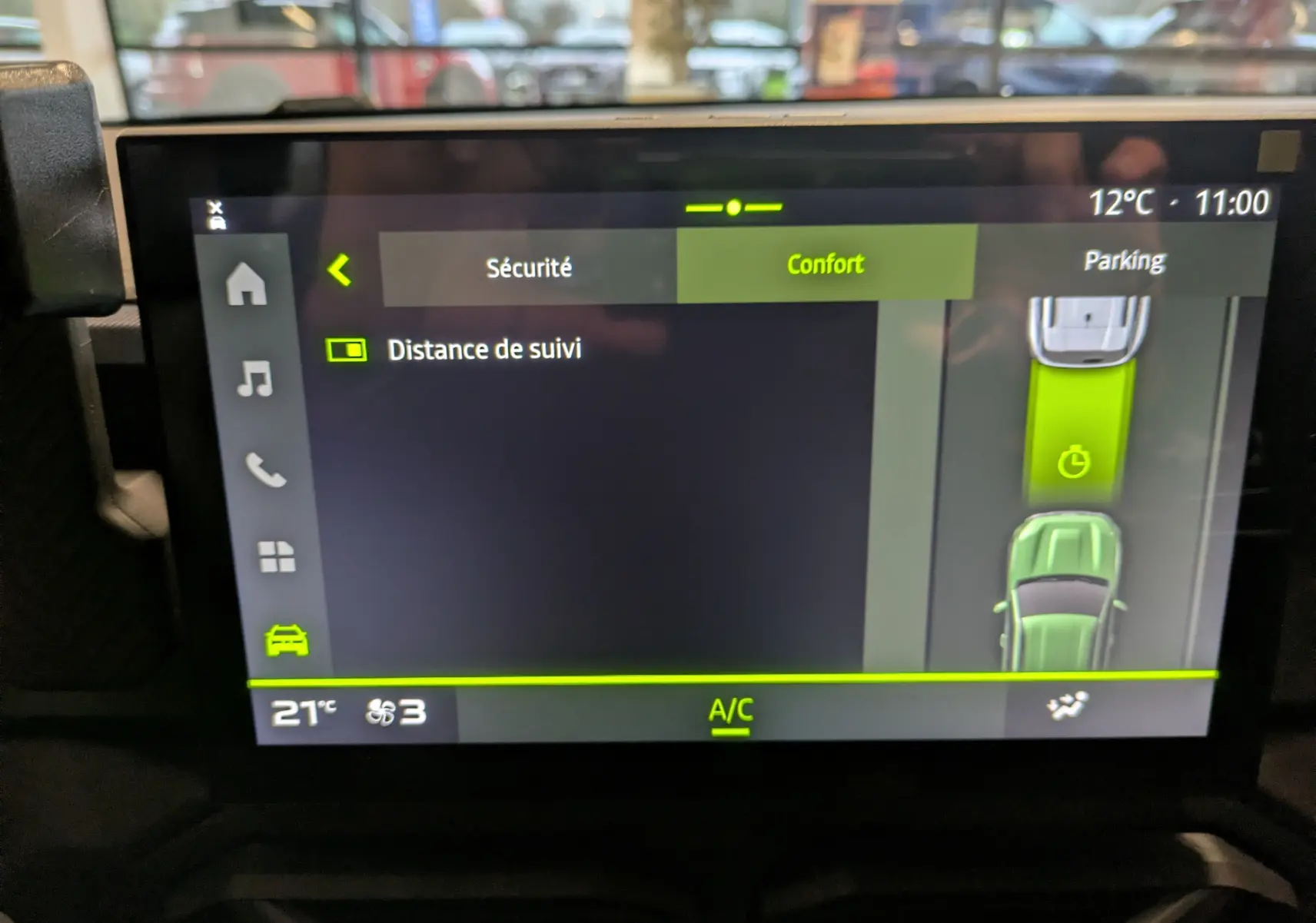 Écran tactile du tableau de bord du Dacia Duster Hybrid 140 Journey montrant les réglages de sécurité et confort.