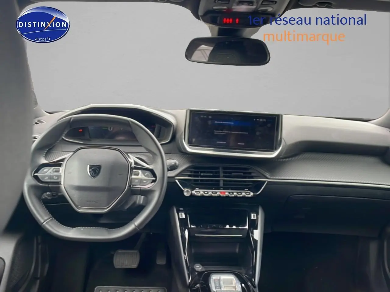 Vue intérieure avant du Peugeot 2008 E-136 Allure 2025, tableau de bord noir avec écran tactile central et volant compact.