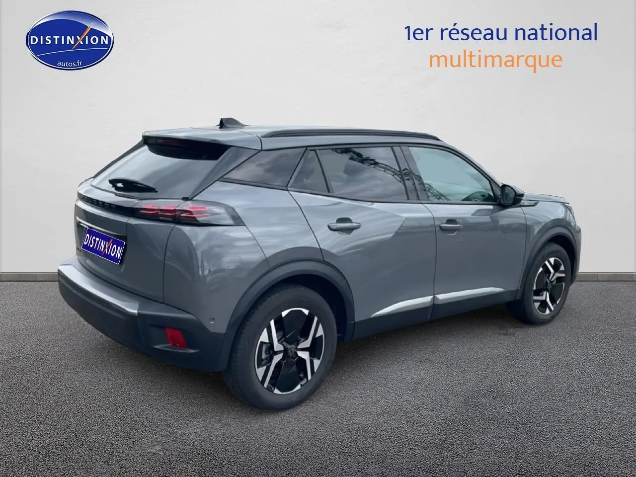 Peugeot 2008 E-136 allure gris sellenium en 3/4 arrière droit, avec jantes alu et vitres teintées.